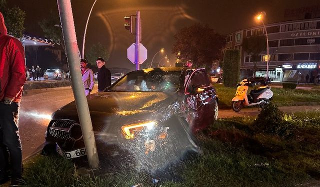 Düzce'de otomobille hafif ticari araç çarpıştı: 3 yaralı