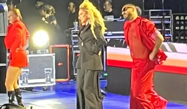 Hadise, Bursa'da izleyenleri büyüledi