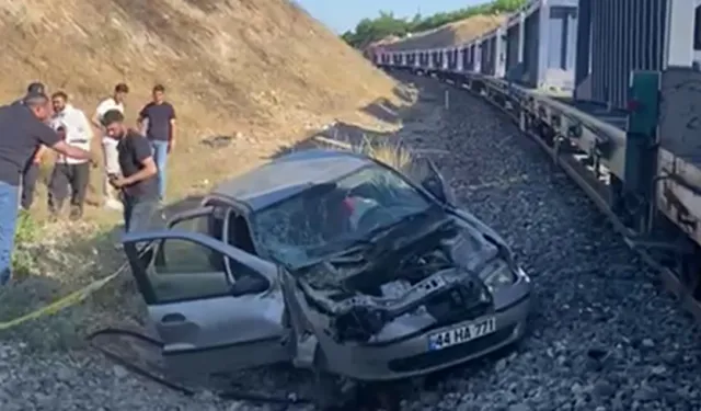 Malatya'da yük treni otomobile çarptı: 5 yaralı