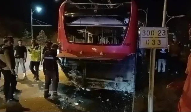 Beton mikseri ile trambüs çarpıştı: 4 yaralı