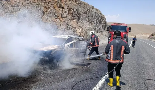 Malatya’da seyir halindeki araç alev aldı