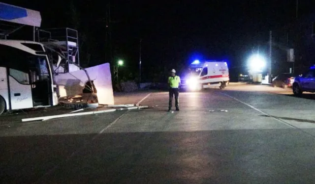 Yolcu otobüsü oto yıkamaya daldı: 8 yaralı