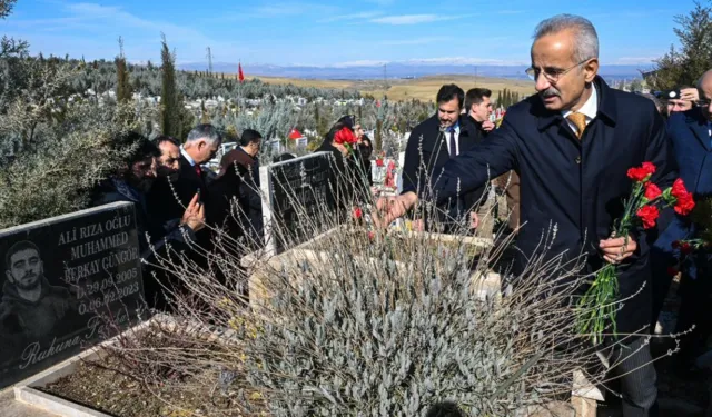 Bakan Uraloğlu, Malatya'da depremde hayatını kaybedenlerin mezarını ziyaret etti