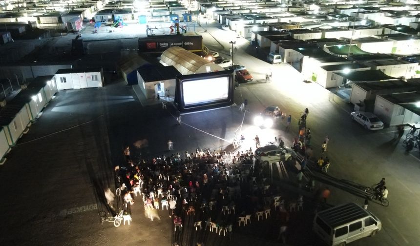 Malatya'da depremzede çocuklar için açık hava film gösterisi