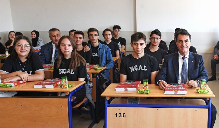 Bursa Osmangazi'de Başkan Dündar iki haftada 10 bin öğrenciyle buluştu