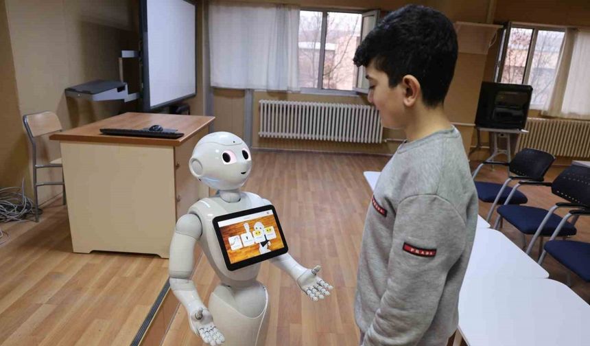 Otizmli çocuklar insansı robot ’Pepper’ ile öğrenecek