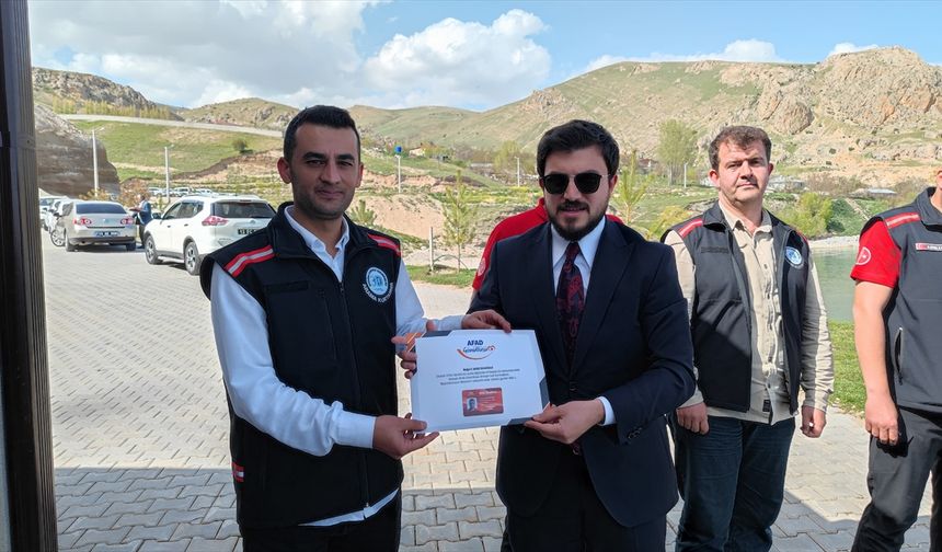 Adilcevaz'da arama ve kurtarma eğitimi alanlara sertifika verildi