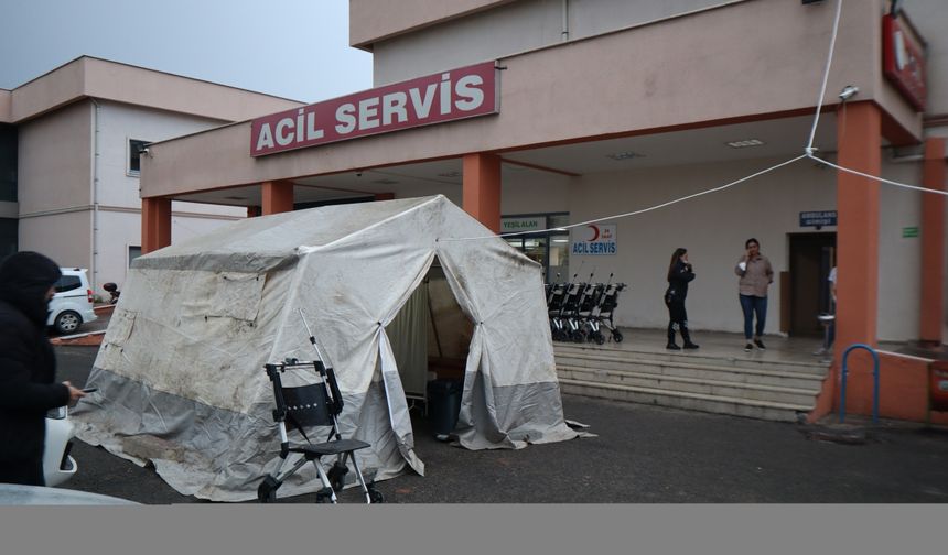 Iğdır'da sağlık ekipleri, kurdukları triaj üniteleriyle kızamık hastalığına karşı önlem aldı
