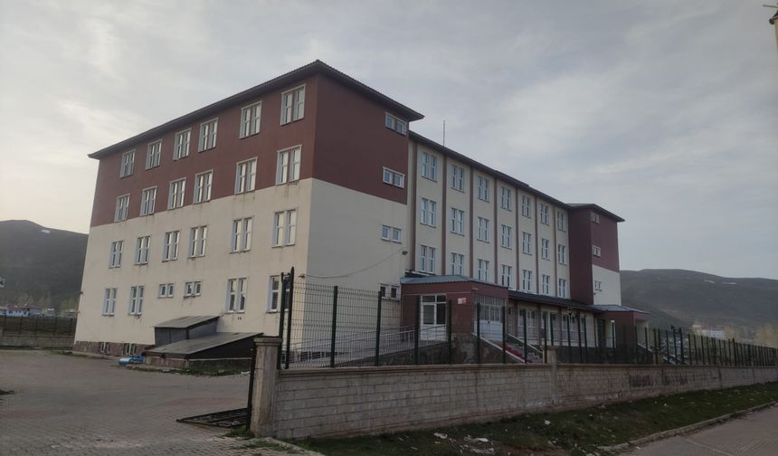 Karlıova ilçesinde depreme karşı kız yurdu ile okul boşaltıldı