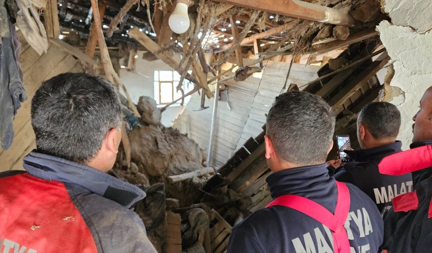 Malatya’da çöken kerpiç evin ahırındaki 6 ineği itfaiye kurtardı