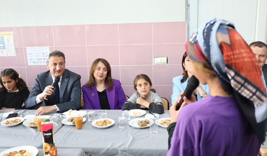 Bitlis Valisi Karaömeroğlu öğrencilerin davetini karşılıksız bırakmadı