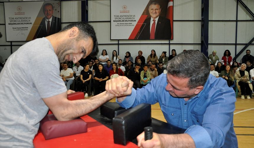 Çukurca'da öğretmenler arası bilek güreşi turnuvası yapıldı