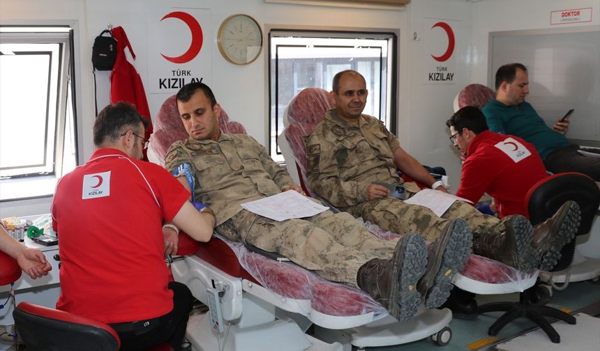 Hakkari'de jandarma personelinden kan bağışı kampanyasına destek