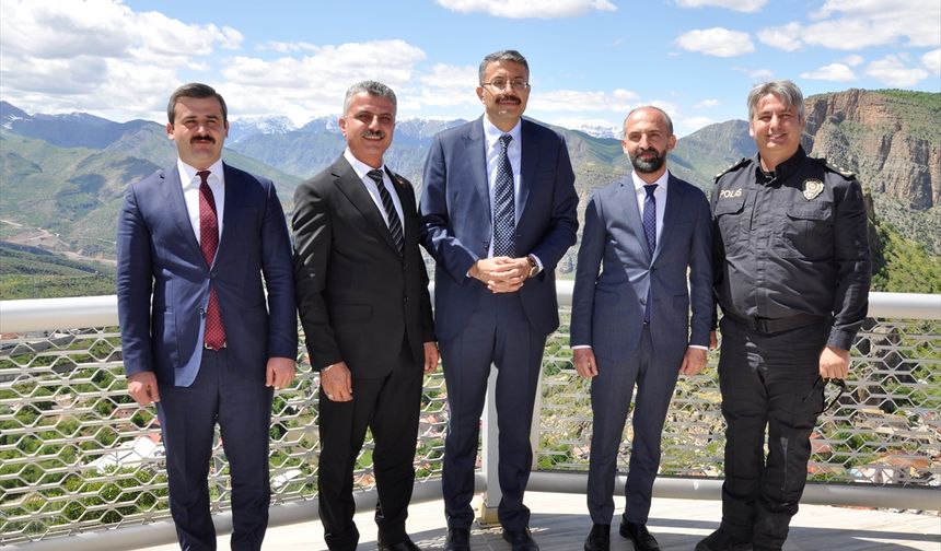 Vali Ali Çelik, Çukurca'daki Bayrak Tepe Seyir Terası'nı gezdi