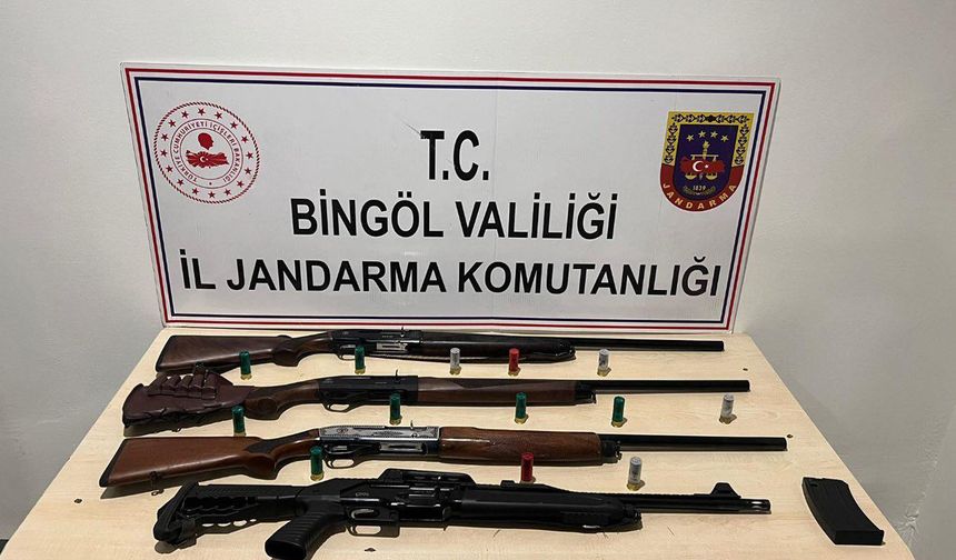 Bingöl'de bir araçta yapılan aramada  4 av tüfeği ve 13 fişek ele geçirildi