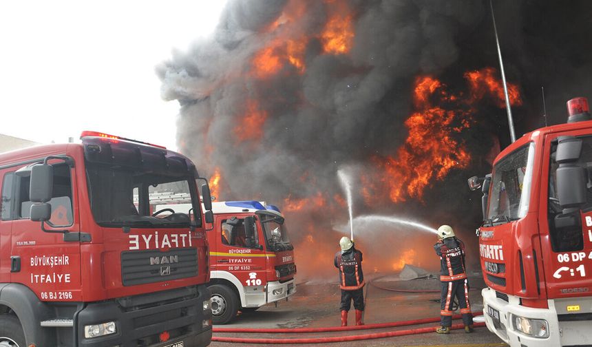 Ankara'da ahşap palet fabrikasında yangın