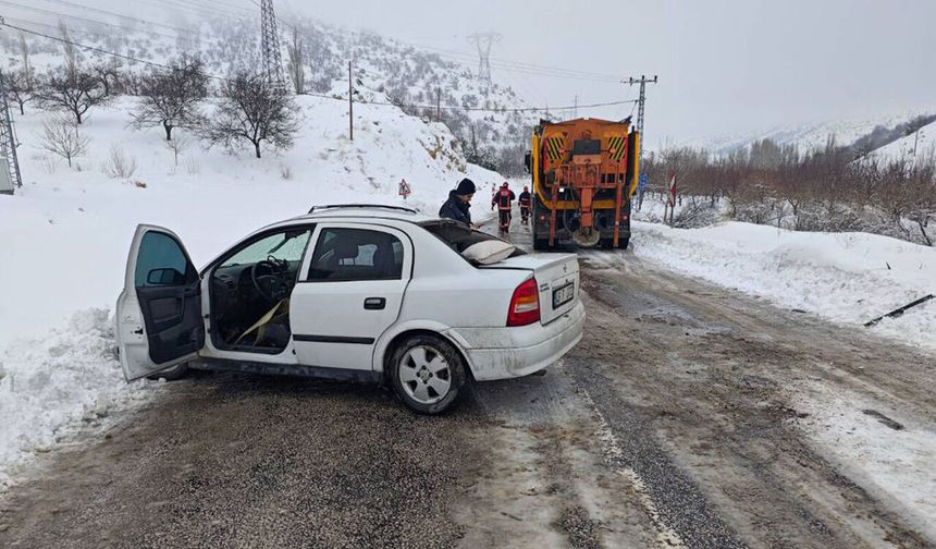 Otomobil kar küreme aracına çarptı: 1 ölü