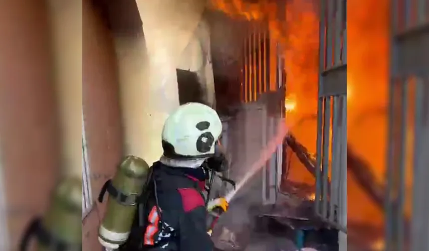 Bir ailenin ikamet ettiği konteyner alevler içerisinde kaldı