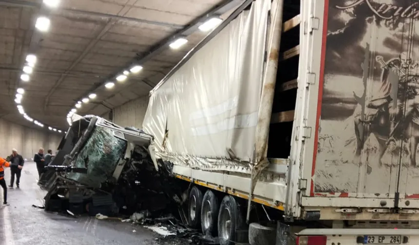 Tünelde kaza yapan tır ikiye bölündü: 1 yaralı