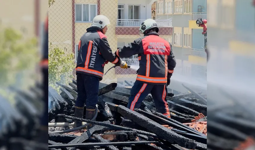 Okul binasının çatı sökümü esnasında yangın çıktı