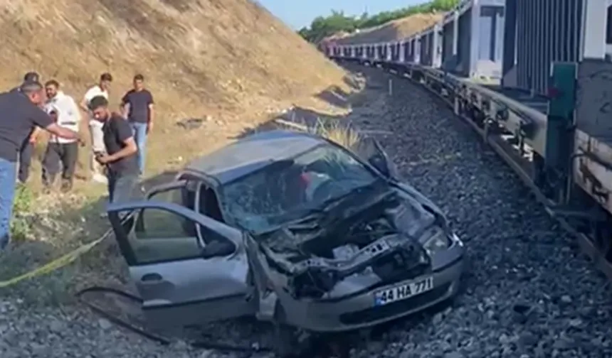 Malatya'da yük treni otomobile çarptı: 5 yaralı