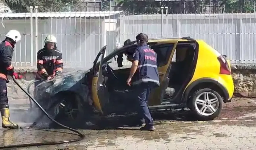 Malatya'da seyir halindeki ticari taksi alev aldı
