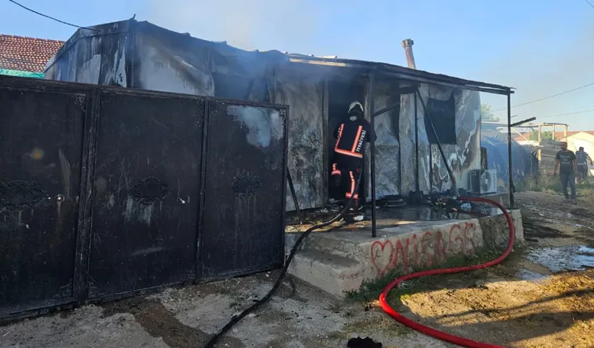 Çıkan yangında konteyner küle döndü