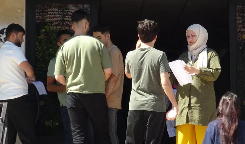YKS'ye giren öğrenciler sınavda ter dökerken aileleri dışarıda onlara dua etti