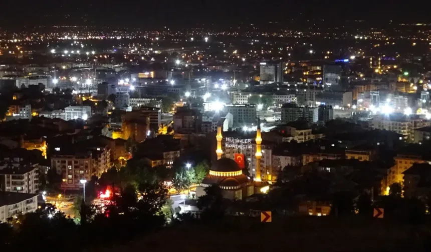 Malatya'da darbe girişiminin yıldönümünde semalar selalarla yankılandı