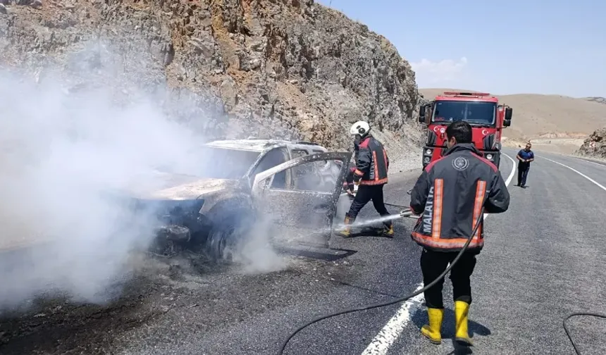 Malatya’da seyir halindeki araç alev aldı