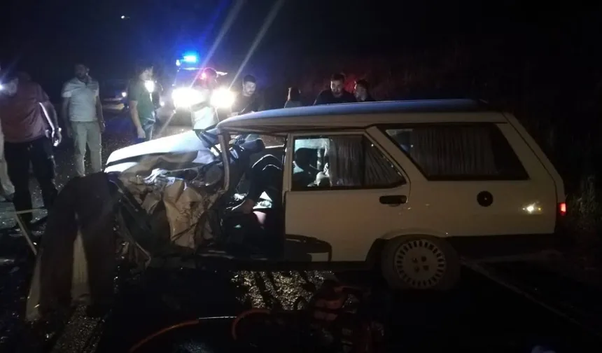 Hafif ticari araç ile otomobil çarpıştı: 8 yaralı