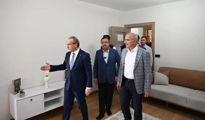 Malatya Valisi Yavuz deprem konutlarını yerinde inceledi