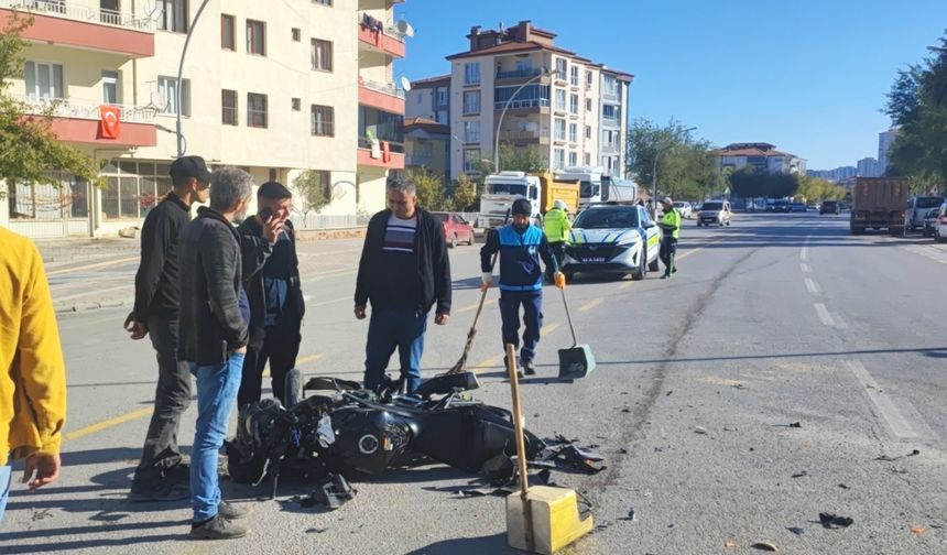 Malatya'da hafriyat kamyonu ile motosiklet çarpıştı
