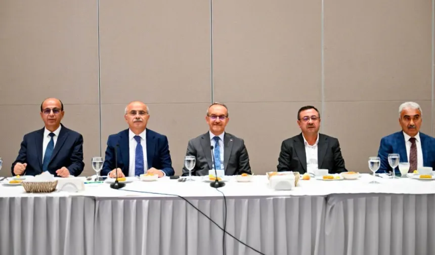Malatya'da iş dünyasıyla ekonomik kalkınma toplantısı